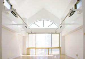 art gallery, on the windの画像