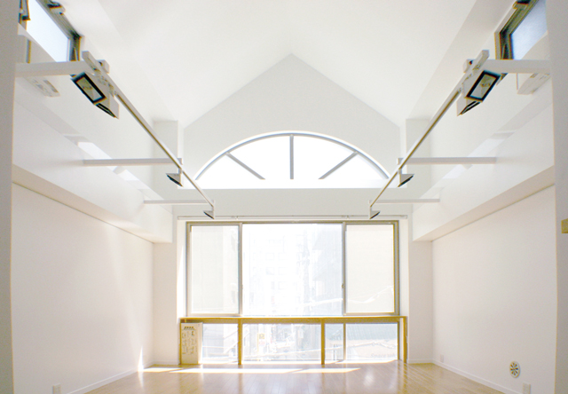 art gallery, on the windの画像01