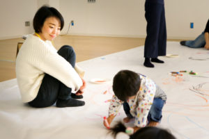 親が深呼吸できるイベント　3歳までの「紙あそび･お絵かきあそび」